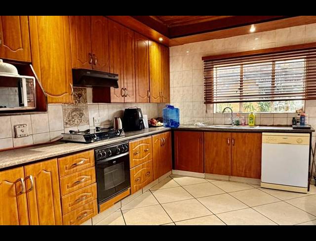 4 BEDROOM HOUSE FOR SALE IN REGENTS PARK